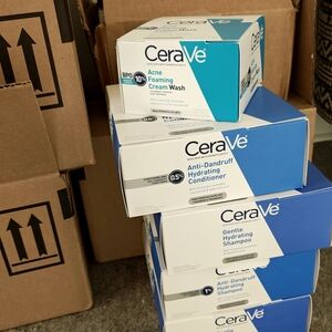 CeraVe Acne Foaming Cream Wash - Blue and White